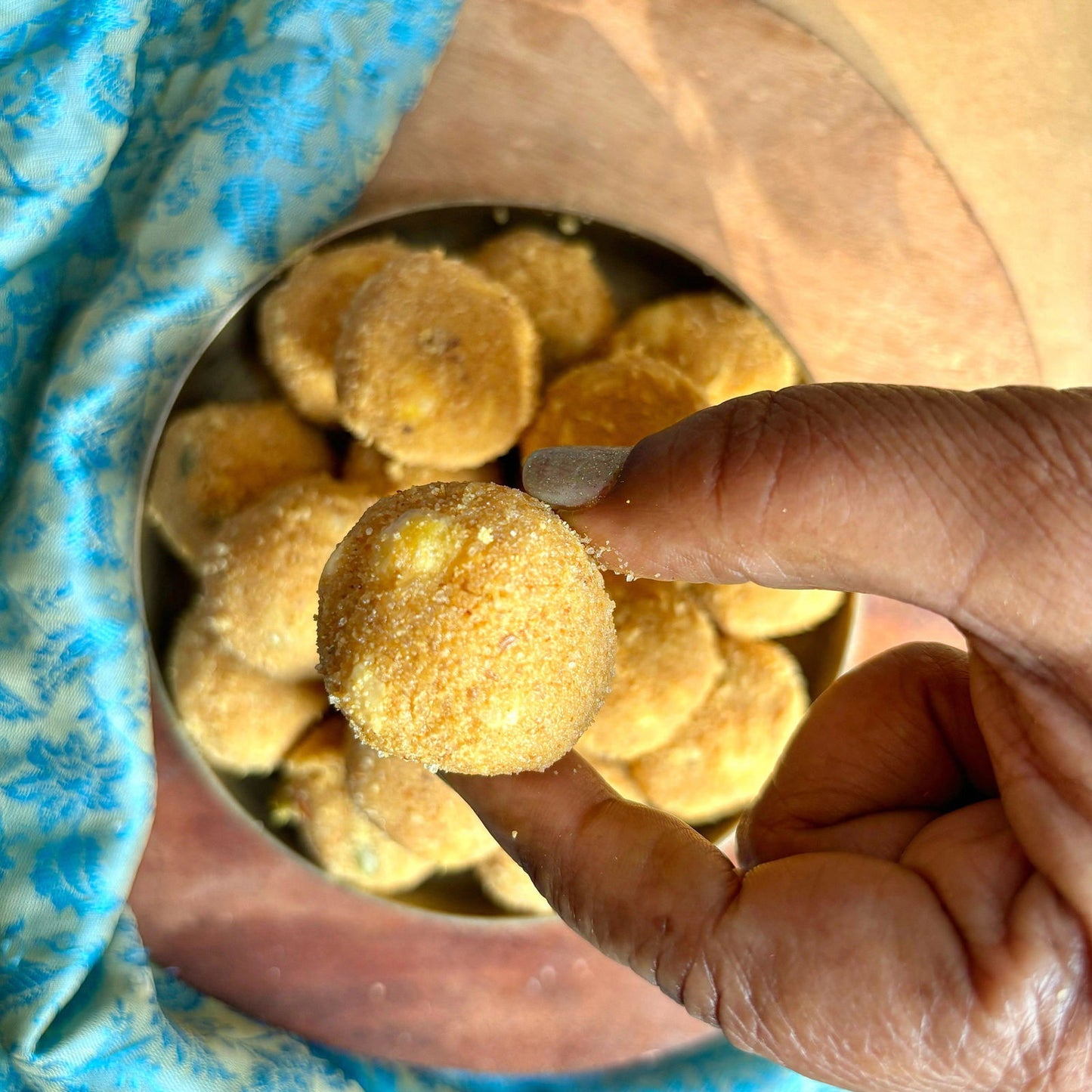 देसी घी के बेसन लड्डू - besan ladoo online, homemade besan ke laddu
